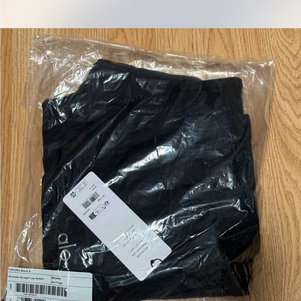 ALO Yoga Black Hoodie and Sweatpants Set - Picture 5 of 5